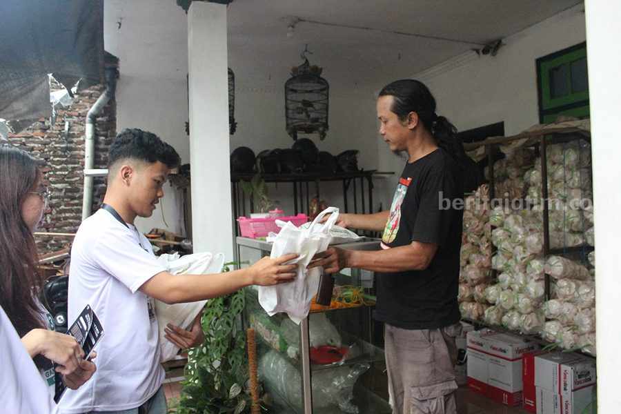 Relawan Jatim Beragam Datangi Langsung Rumah-Rumah Warga di Sidoarjo Relawan Gama mendatangi rumah-rumah warga kampanyekan Ganjar-Mahfud.