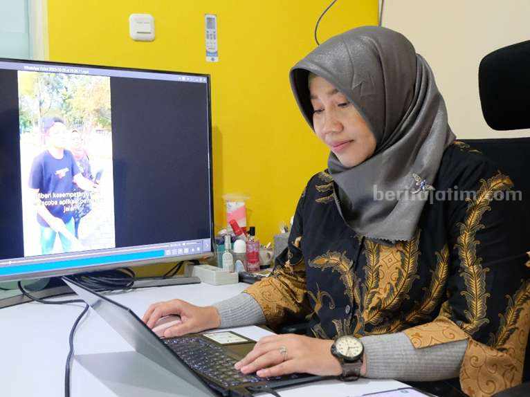 Profesor ITS Kaji Teknologi NLP Ungkap Perilaku Masyarakat Foto: Prof Dr Ir Diana Purwitasari SKom MSc saat melakukan analisis penentuan keahlian seseorang menggunakan teknologi NLP dalam penelitiannya.