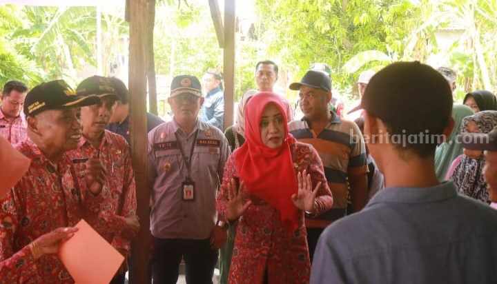 Bupati Mojokerto, Ikfina Fahmawati saat menyerahkan bantuan angin puting beliung di Desa Mojowono, Kecamatan Kemlagi, Kabupaten Mojokerto. [Foto : ist]