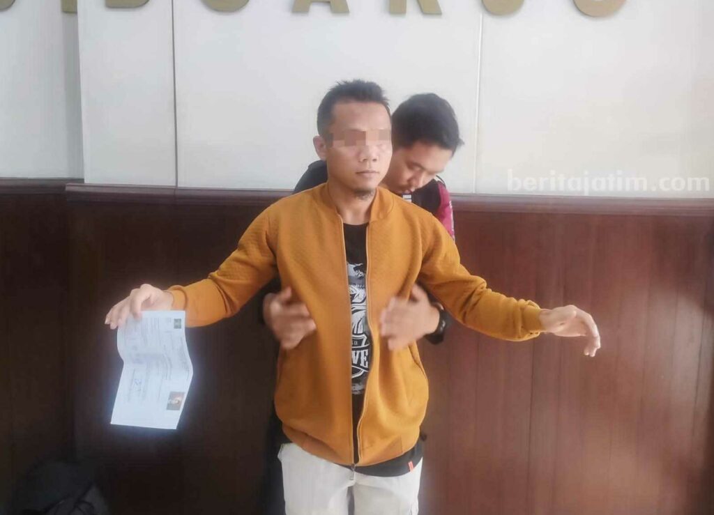 S menjalani pemeriksaan petugas keamanan di Lapas Sidoarjo