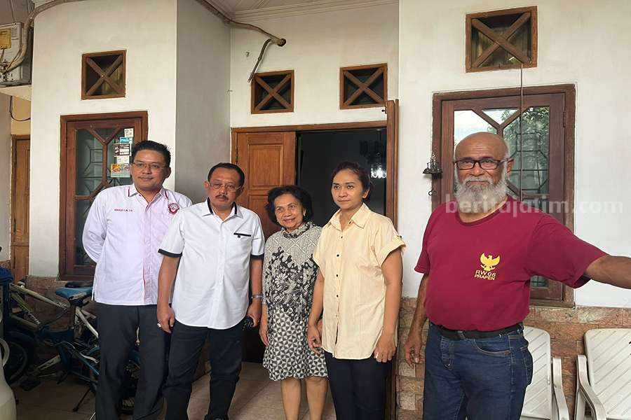 Armuji bersama dengan Mitra (2 dari kanan) dan keluarga, Kamis (04/01/2024) (foto/beritajatim.com)