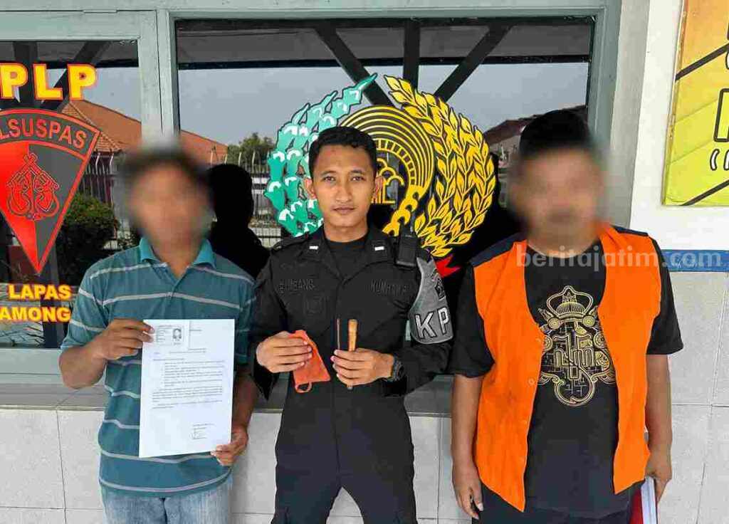 Barang bukti dan pelaku penyelundupan barang terlarang saat diamankan oleh petugas Lapas Kelas IIB Lamongan.