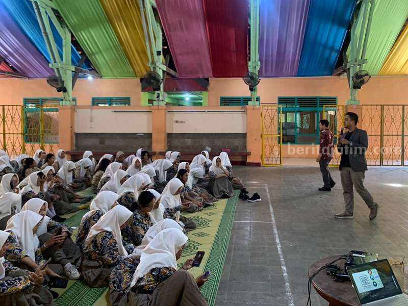 Tim UPN Veteran Jatim saat sosialisasi dalam UPNVJT Goes To School.
