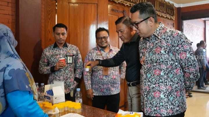 PJ Wali Kota Mojokerto Moh Ali Kuncoro saat mengecek hasil tes urine. [Foto : ist]