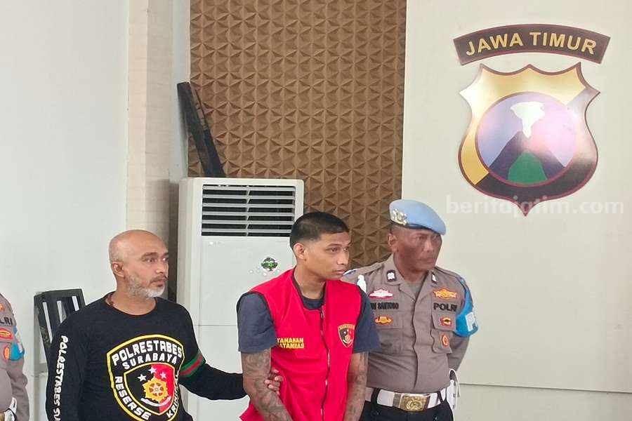 Arnold (tengah) saat dirilis di Polrestabes Surabaya