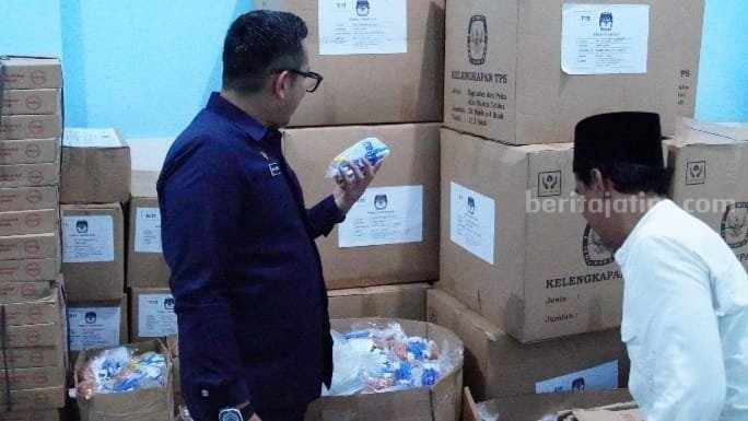 Caption : Pj Wali Kota Mojokerto Moh Ali Kuncoro saat cek logistik Pemilu di Gudang KPU Kota Mojokerto. [Foto : ist]