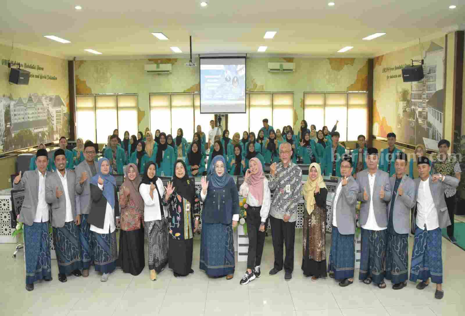 Relawan pajak bersama dekan dan perwakilan kanwil DJP Jatim 3 (Foto: Istimewa)
