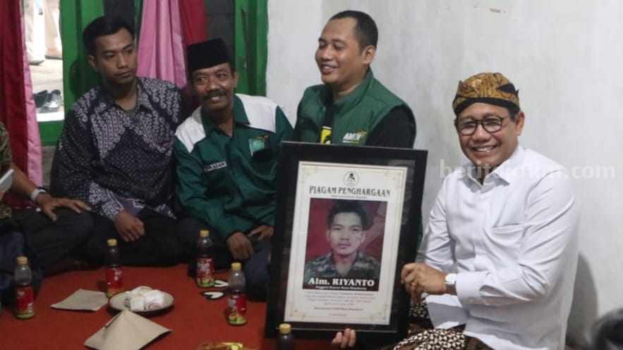 Menteri Desa PDTT, Abdul Halim Iskandar saat melakukan kunjungan ke rumah almarhum Riyanto di Kecamatan Prajurit Kulon, Kota Mojokerto. [Foto : ist]