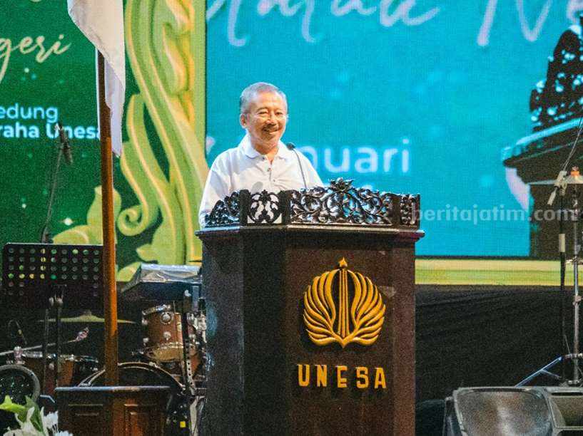 Bambang DH memberikan sambutan dalam Reuni Akbar IKA Unesa di Graha Unesa Surabaya.