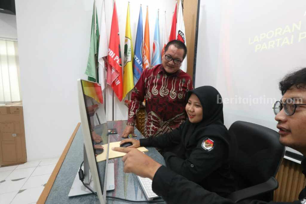 Komisioner KPU Gresik sedang memeriksa dana kampanye parpol