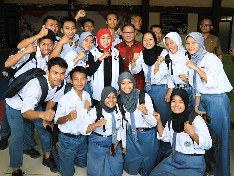 Khofifah 5 Tahun Pimpin Jatim, Sektor Pendidikan Melejit Gubernur Khofifah didampingi Kadindik Jatim Aries Agung Paewai bersama para siswa asal Jatim.