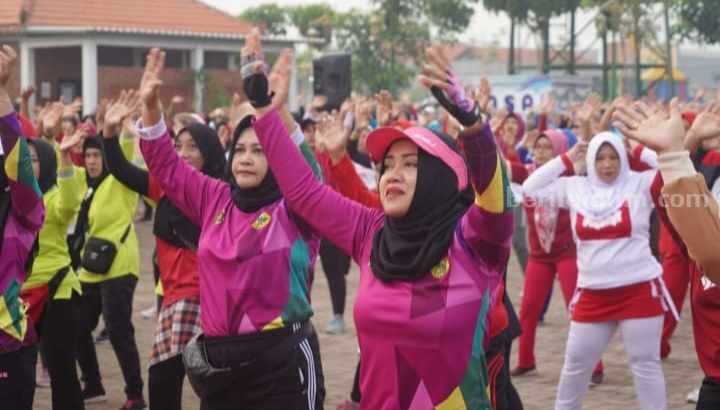 Bupati Mojokerto, Ikfina Fahmawati saat mengikuti kegiatan Sebar Buah Mojo bersama masyarakat di Kentongan Park, Desa Belahantengah, Kecamatan Mojosari. [Foto : ist]