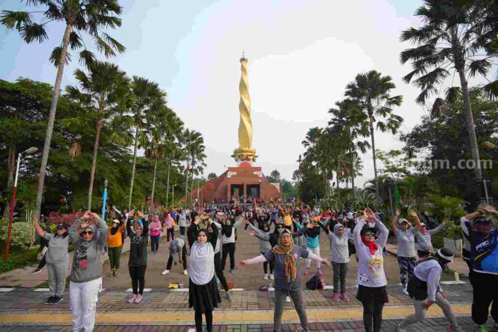 Masyarakat mengikuti Car Free Day di Alun-Alun Kota Mojokerto. [Foto : ist]