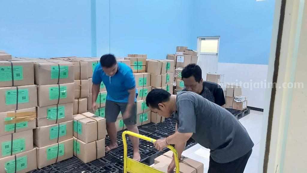 Caption : Ribuan surat suara saat tiba di gudang logistik KPU Kota Mojokerto. [Foto : ist]