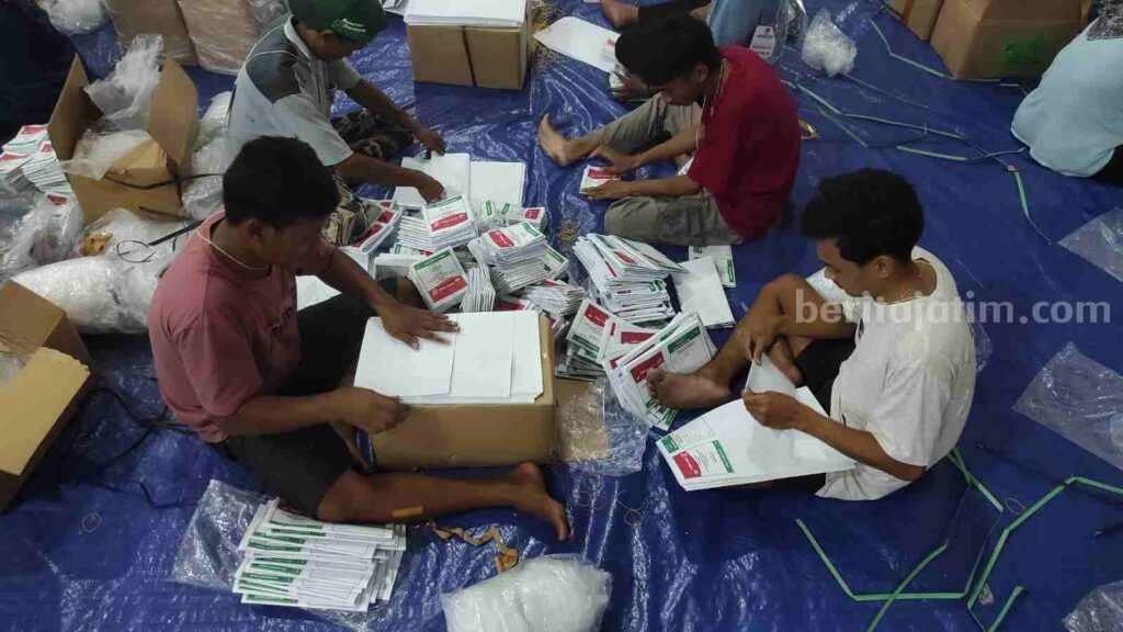Penyortiran dan pelipatan surat suara di gudang KPU Kabupaten  Mojokerto. [Foto : ist]