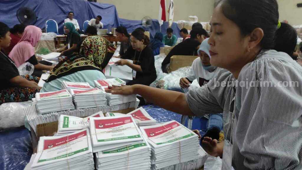 Penyortiran dan pelipatan surat suara di gudang KPU Kabupaten  Mojokerto. [Foto : ist]