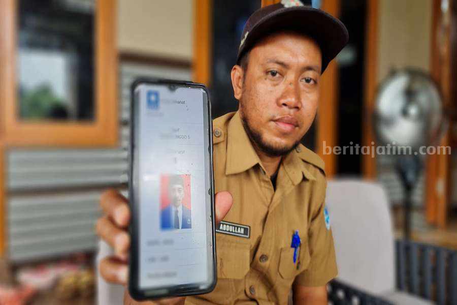 Kepala Desa Kramat Agung, Abdullah saat menunjukan foto Nurul Jadid.