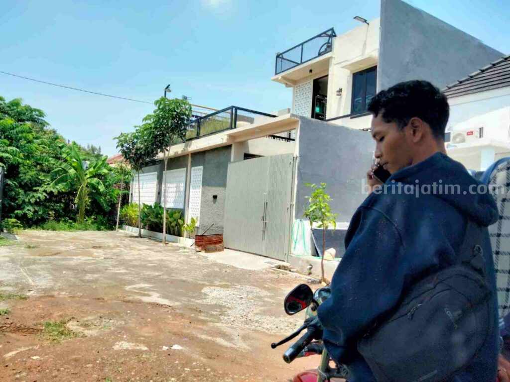 Rumah korban di Perumahan Graha Pasinan Kecamatan Mojoanyar, Kabupaten Mojokerto. [Foto : Misti/beritajatim.com]