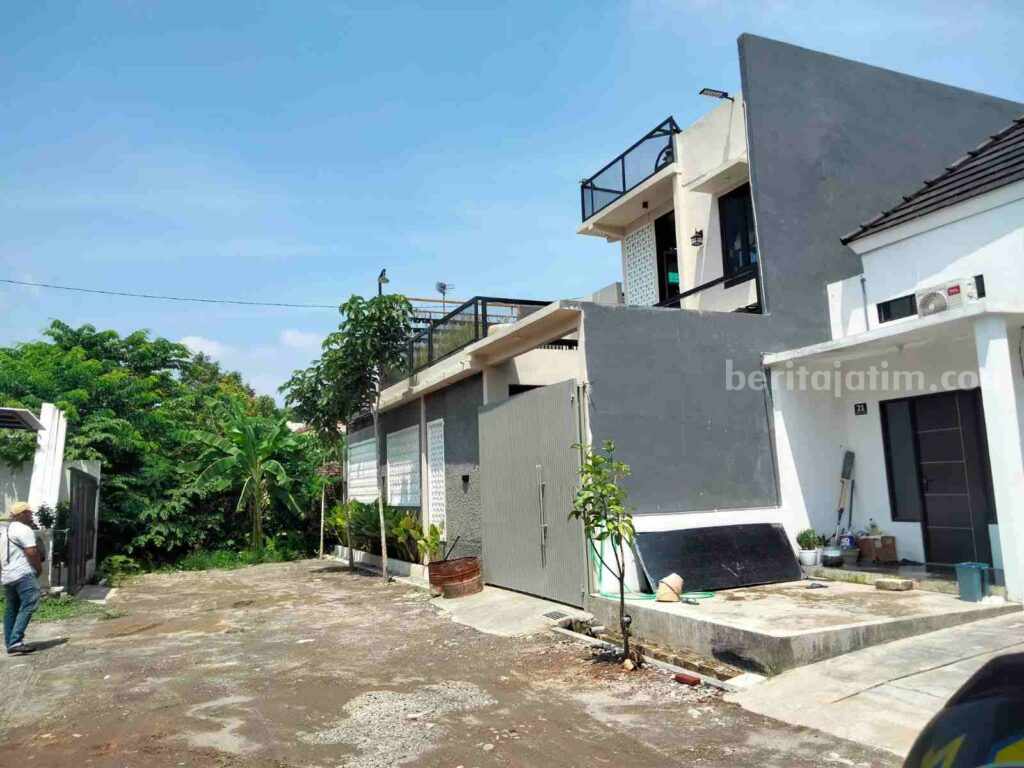 Rumah korban di Perumahan Graha Pasinan Kecamatan Mojoanyar, Kabupaten Mojokerto. [Foto : Misti/beritajatim.com]