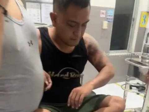 Korban, Fandi Ahmad (23) saat menjalani perawatan  di IGD RS Gatoel Kota Mojokerto. [Foto : ist]