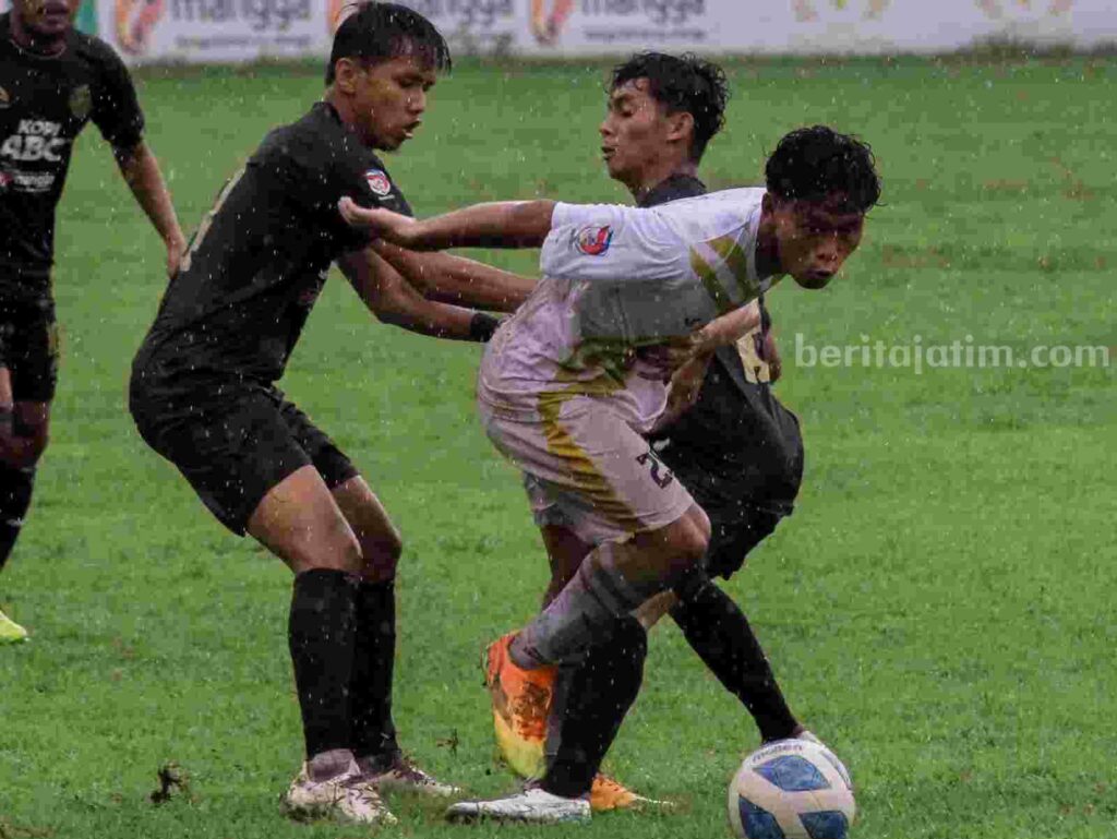 Tim PSMP saat melawan NZR Sumbersari di Stadian Candra Bhirawa Kabupaten Kediri. [Foto : ist]