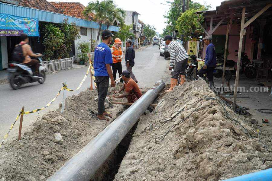 Perumda Delta Tirta Sidoarjo Targetkan 25 Ribu Pelanggan Perumda Delta Tirta melakukan pemasangan jaringan pipa