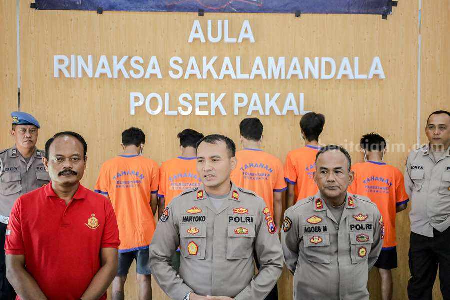 Sebanyak 6 anggota kelompok pesilat Surabaya yang diamankan polisi.