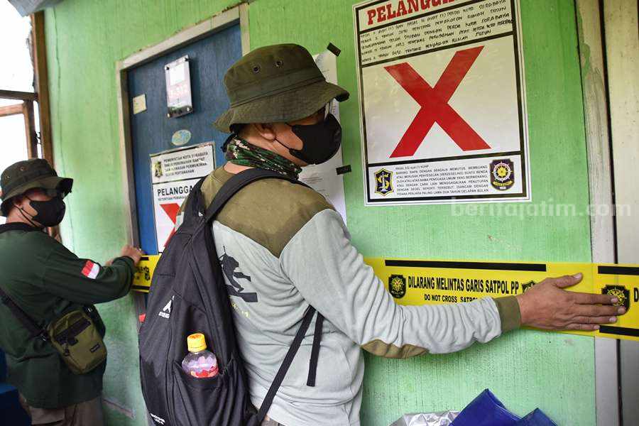Satpol PP Surabaya menyegel Unit Rusunawa Warugunung