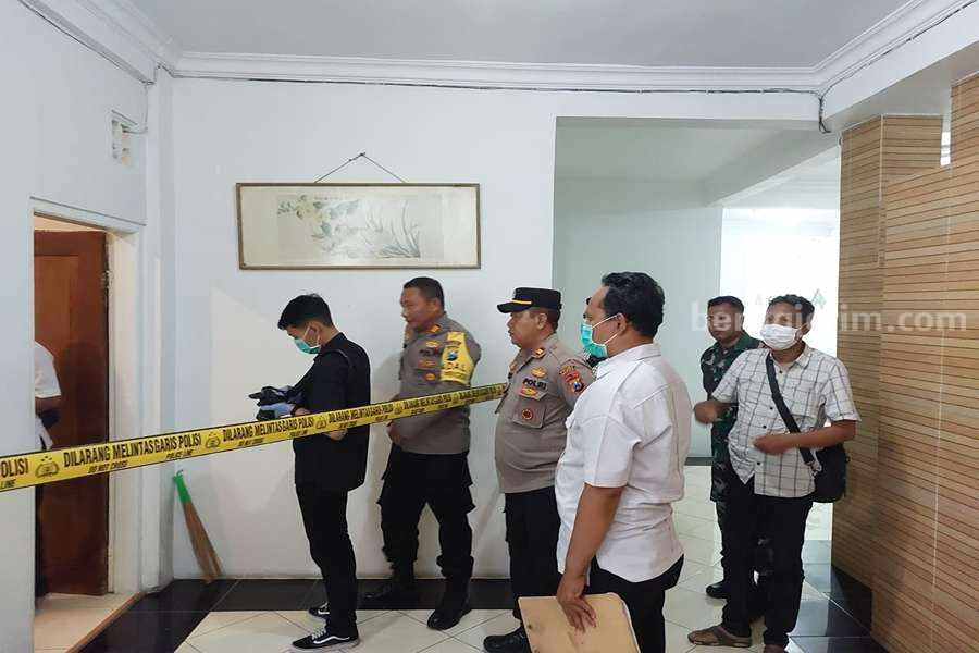 Pihak kepolisian Polsek Prigen saat melakukan olah TKP.