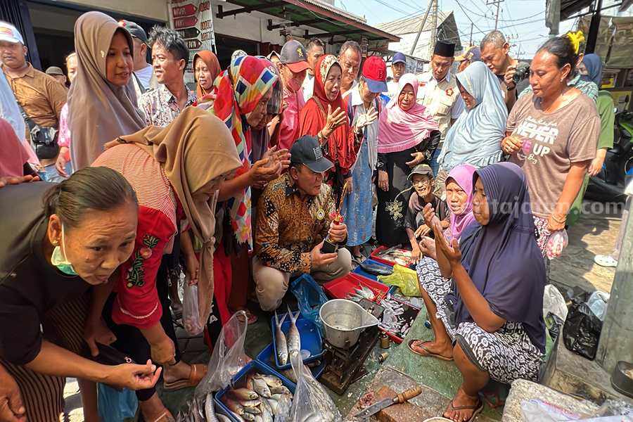 Bambang Haryo belanja bersama pedagang dan pelanggan pasar Krempyeng Sawotratap Gedangan.