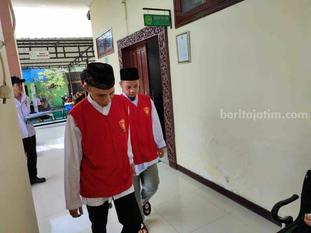Dua Perekam Orang Mandi di Kost Perempuan Dituntut 1 Tahun Penjara Foto kedua terdakwa saat menjalani sidang tuntutan dalam kasus merekam anak kos mandi.