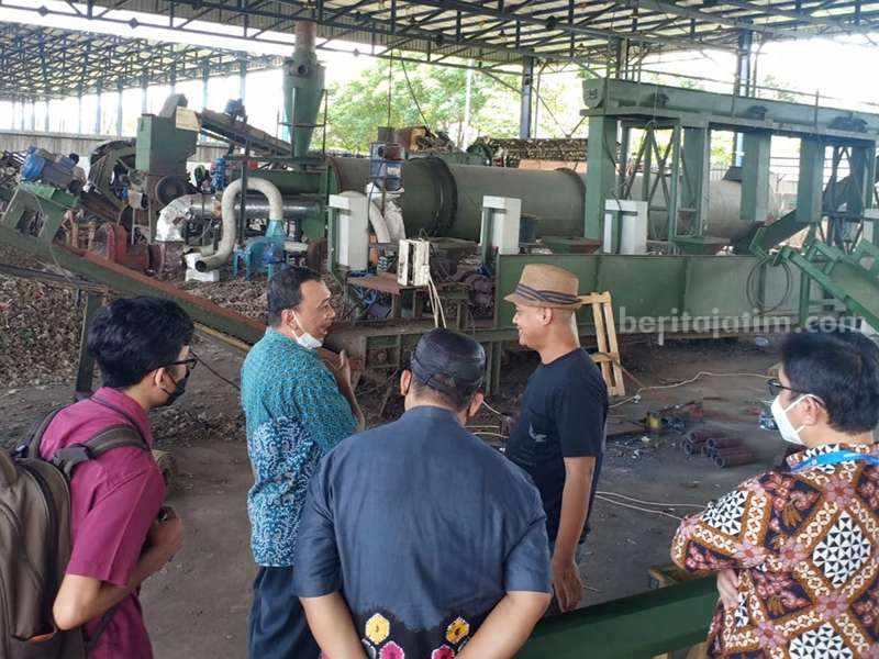 Prof Dr Bambang Sudarmanta ST MT mengembangkan teknologi rekayasa bioenergi.