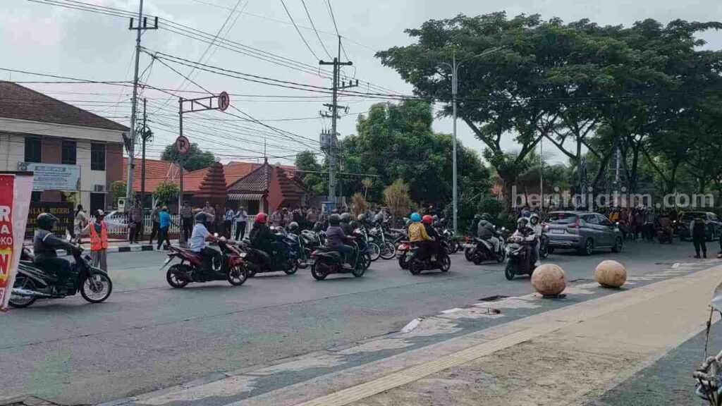 Ratusan pesilat memenuhi depan kantor PN Mojokerto di Jalan RA Basoeni Kecamatan Sooko, Kabupaten Mojokerto. [Foto : ist]
