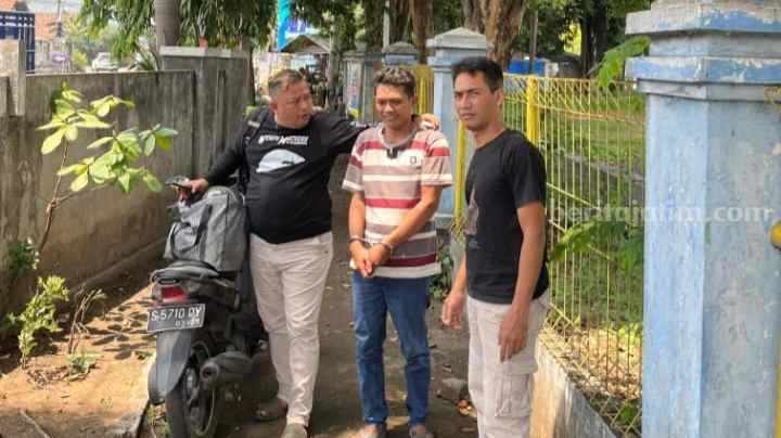 Pelaku percobaan pencurian dan penganiayaan, Robbit Satriawan (37) sesaat diamankan Tim Jatanras Unit Tipidum Satreskrim Polres Mojokerto. [Foto : ist]