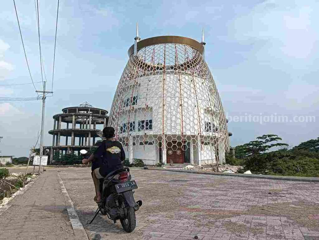 Foto bangunan Islamic Center Gresik bulan depan segera dilaunching.