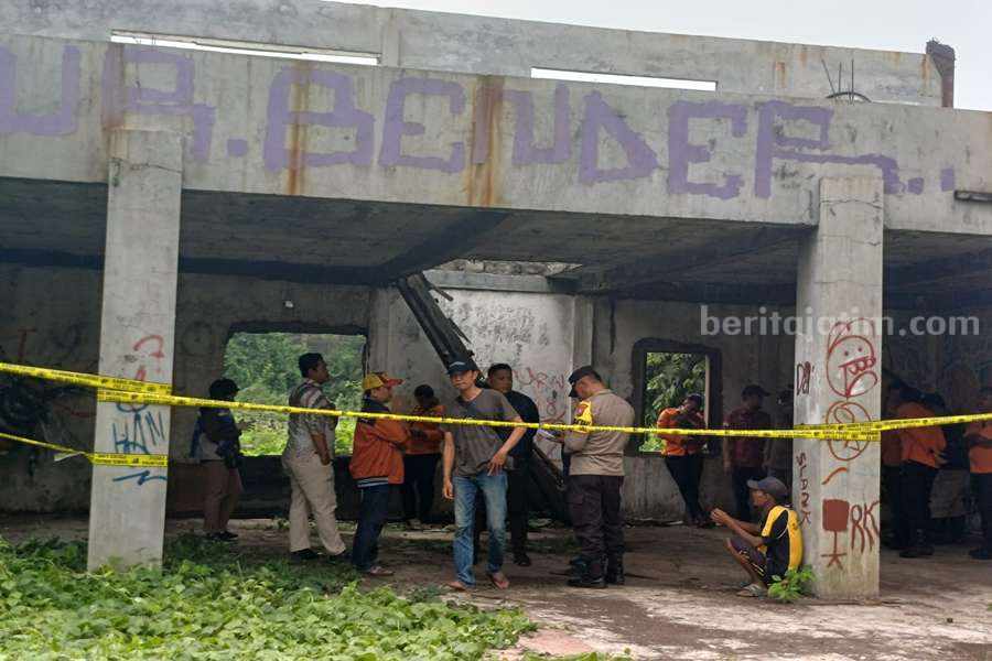 Petugas kepolisian saat memeriksa lokasi di bangunan kosong Jalan Kebraon
