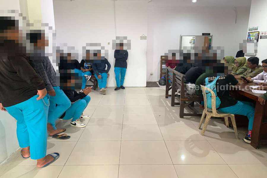 Pelajar yang diamankan oleh Satpol PP Surabaya.