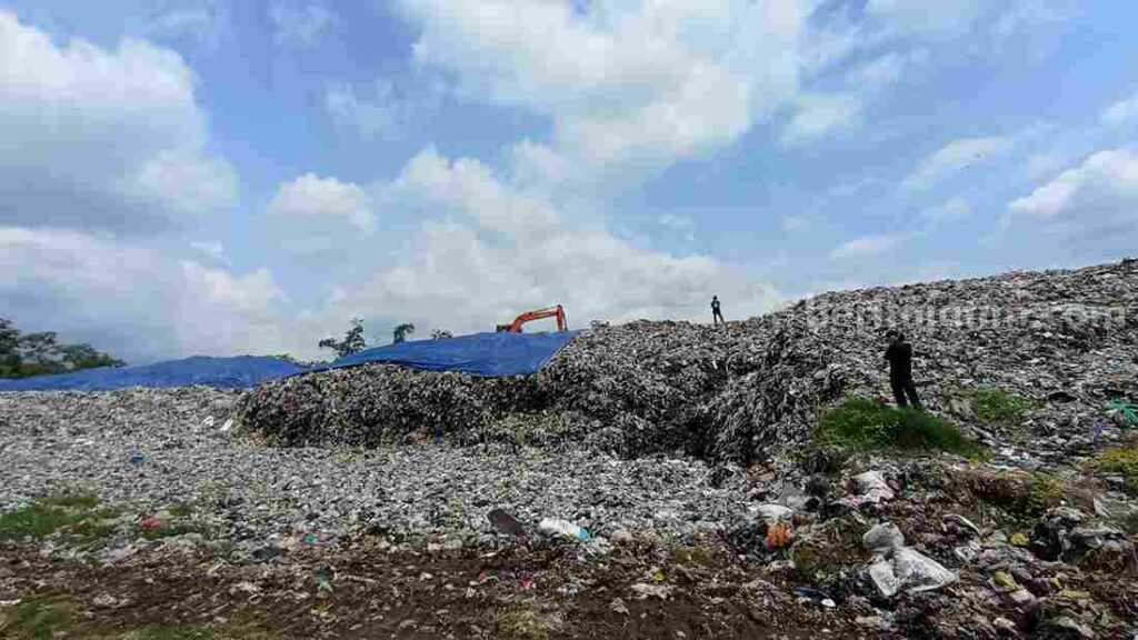 Tumpukan sampah di TPA Paras, Kecamatan Poncokusumo, Kabupaten Malang, Kamis (11/1/2024).