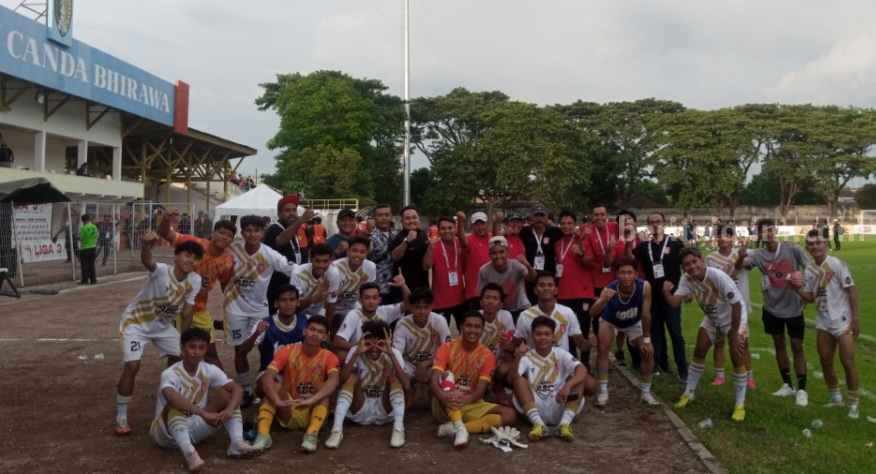 Presiden Klub PSMP, Raja Siahaan berfoto bersama pemain, pelatih dan manajemen PSMP usai pertandingan lawan pertandingan lawan Persedikab di Stadian Candra Bhirawa Kabupaten Kediri. [Foto : ist]