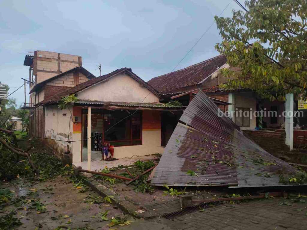 Salah satu rumah warga di Dusun Wunut, Desa Sampangagung, Kecamatan Kutorejo, Kabupaten Mojokerto yang disapu bencana angin kencang. [Foto : ist]