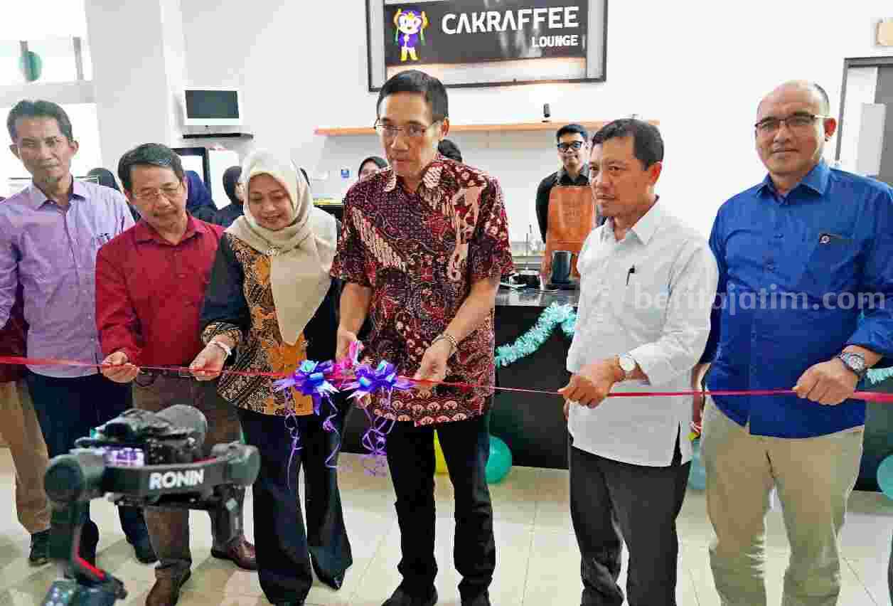 Pemotongan pita tanda peresmian Cakraffee Lounge UM (Foto: Istimewa)