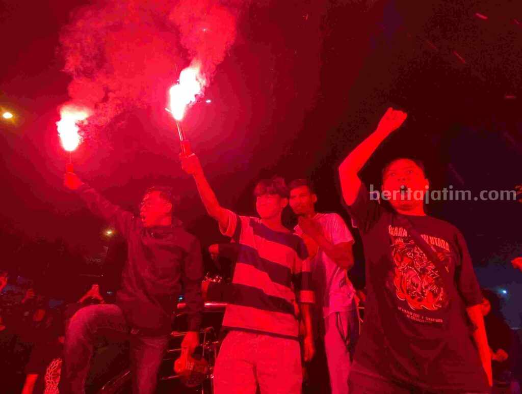 Suporter Loyalis 01 menyambut kedatangan tim PSMP di ring road Kecamatan Mojoagung, perbatasan Jombang-Mojokerto. [Foto : ist]