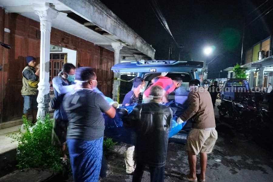 Jenazah Urys saat hendak dibawa ke rumah duka usai ditemukan meninggal di rumah tinggalnya di Jalan Purwo, Kelurahan/Kecamatan Maospati, Magetan, Jumat (12/01/2024)