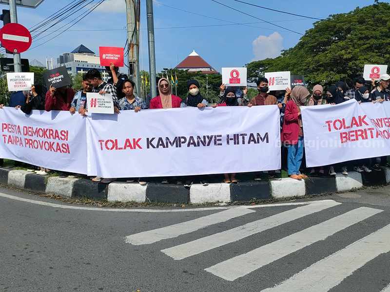 Forum Mahasiswa Jawa Timur menggelar aksi di depan Kampus C Universitas Airlangga, Surabaya.