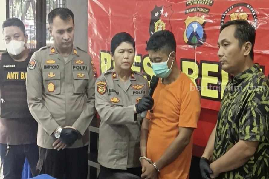 Sulton saat di Polsek Tenggilis dan ditanyai Kompol Masdawati