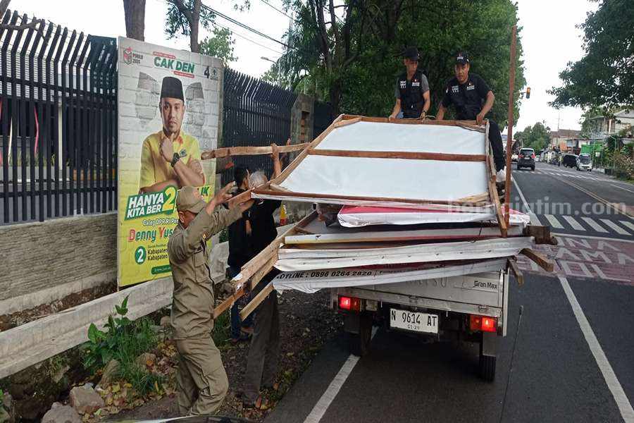 Petugas Satpol PP saat mengangkut APK ke atas pick up.