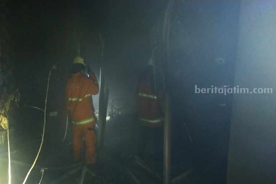 Petugas DPKP Kota Surabaya saat berusaha memadamkan api