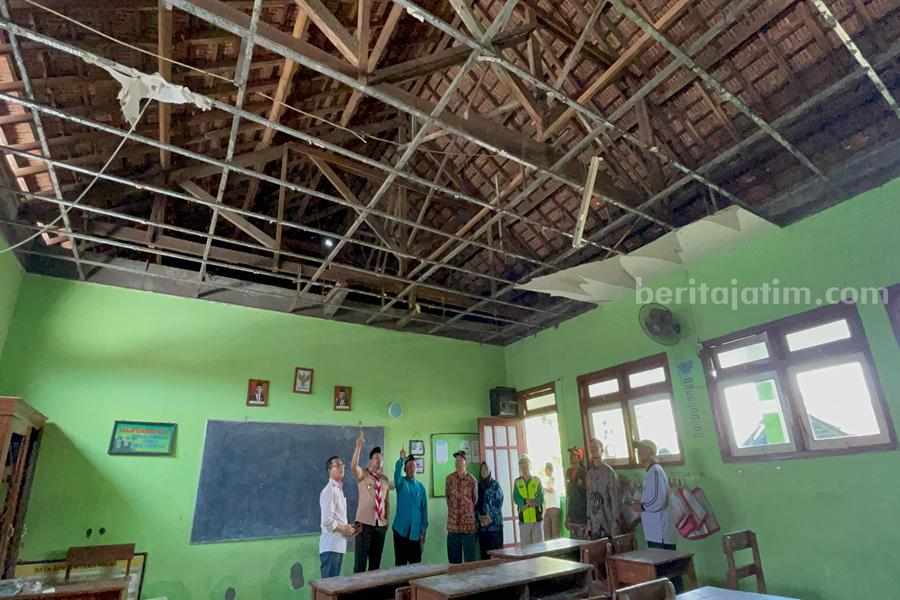Wakil Bupati Sidoarjo H. Subandi melihat kondisi atap SDN Jiken Tulangan