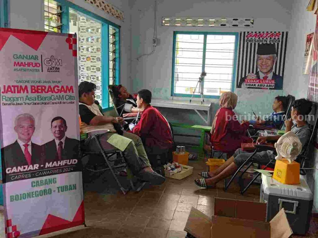 Relawan Jatim Beragam saat melakukan aksi donor darah di Desa Kauman Kecamatan Kabupaten Bojonegoro.