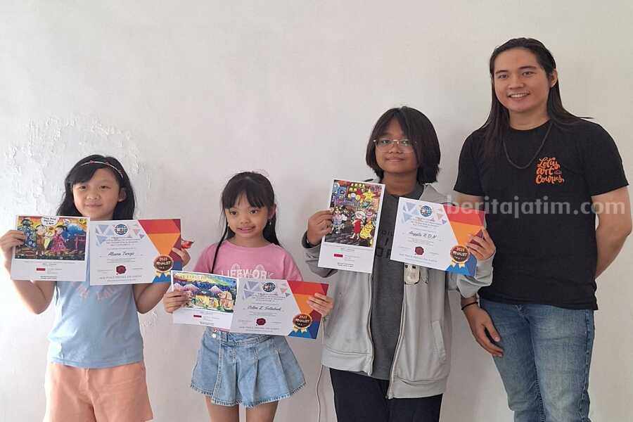 Bangga! Siswa Lotus Art Courses Menang Lomba Gambar di USA Tiga finalis 26th Peace Pals International Art Exhibition & Awards “May Peace Prevail on Earth - Unity” 2023 (dari kiri) dan founder Lotus Art Courses, I Putu Mahendra. (Foto: Istimewa)